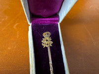 Anstecknadel aus 585 Gold mit Monogramm VSM unter Krone im Etui von Hofgoldarbeiter Carl Bleyer Meiningen, um 1890