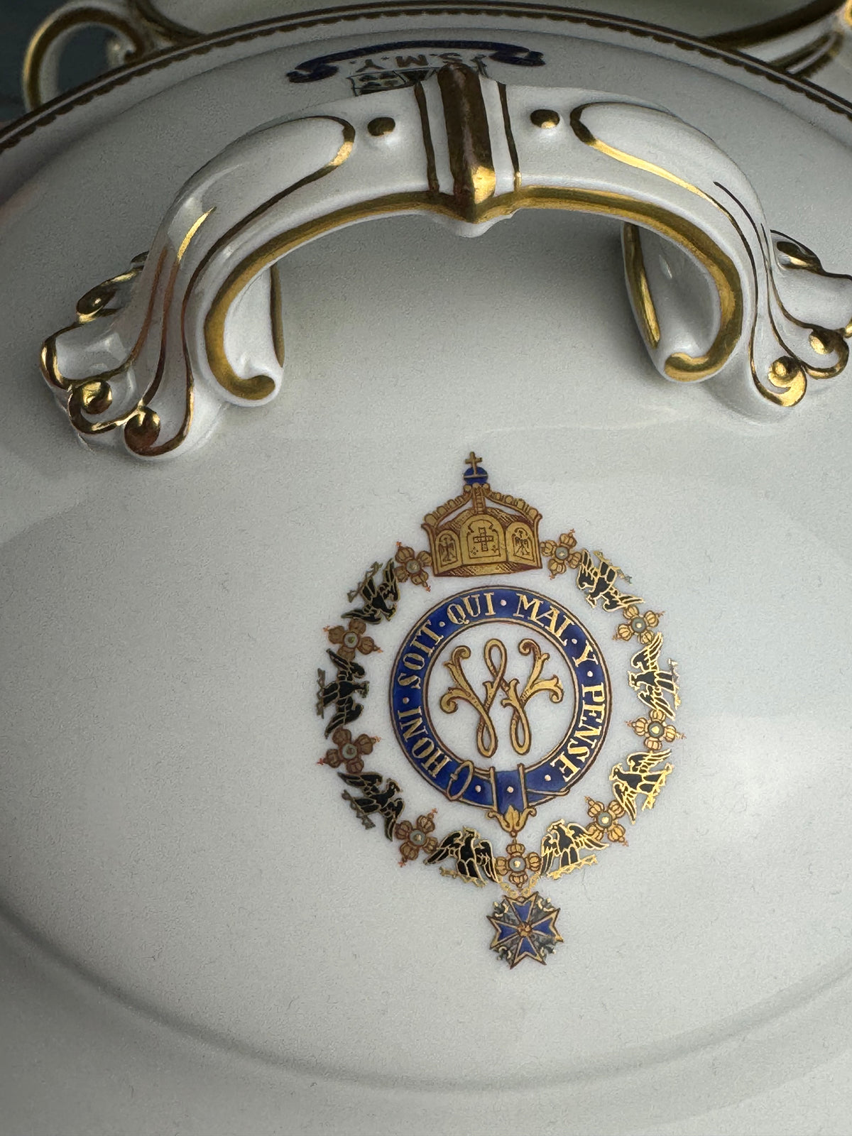 Kaiserliche Suppenterrine mit Deckel von S.M.Y. Hohenzollern, datiert 1911 – Porzellan aus dem Besitz Kaiser Wilhelm II.
