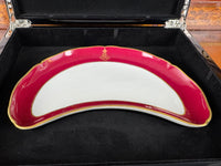 KPM Berlin Halbmondschale mit purpurrotem Fond, Goldstaffage und gekröntem Monogramm EA für Ernst August von Hannover