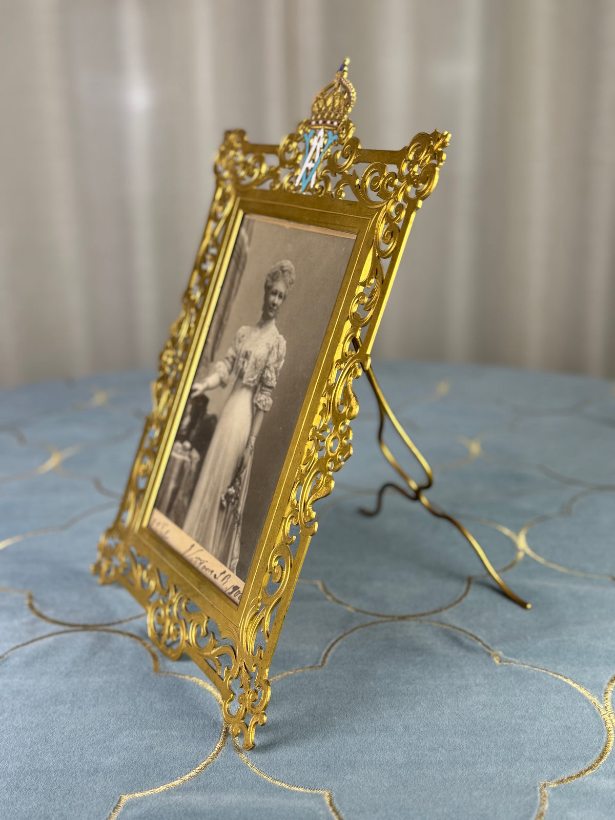 Feuervergoldeter Geschenkrahmen mit Portrait von Kaiserin Auguste Victoria, 1906