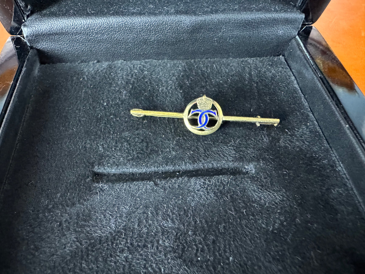 Goldene Krawattennadel von Kronprinzessin Cecilie von Preußen mit gekröntem Monogramm aus blauer Emaille, Kaiserzeit