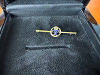 Goldene Krawattennadel von Kronprinzessin Cecilie von Preußen mit gekröntem Monogramm aus blauer Emaille, Kaiserzeit