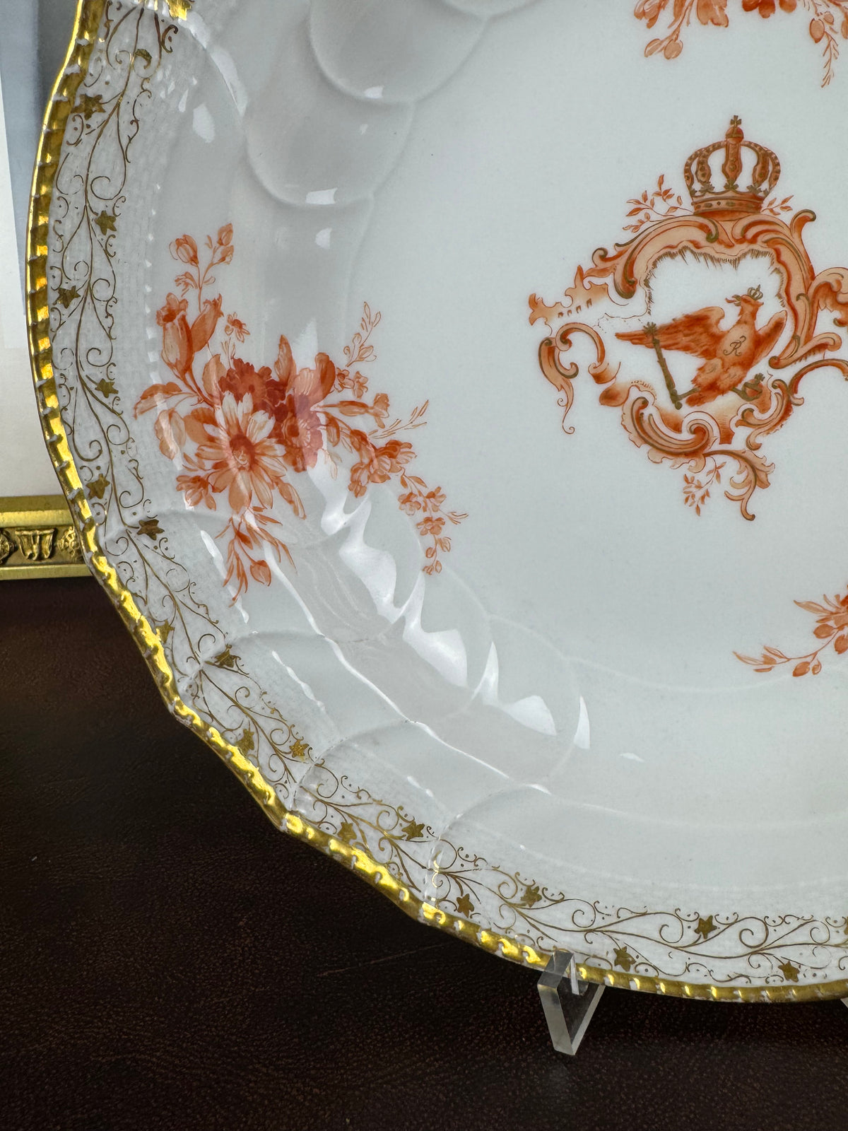 Plat de service rond en porcelaine de Néo-Osier, Kaiser Guillaume II, daté de 1895