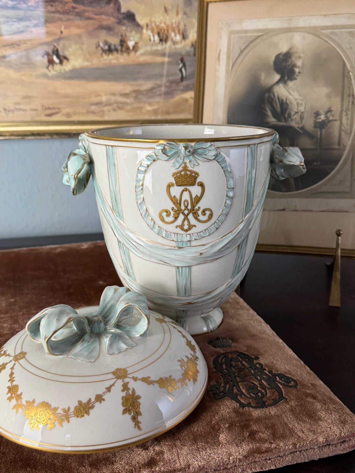 Deckelvase mit Monogramm der Kaiserin Auguste Victoria, KPM Berlin, um 1910