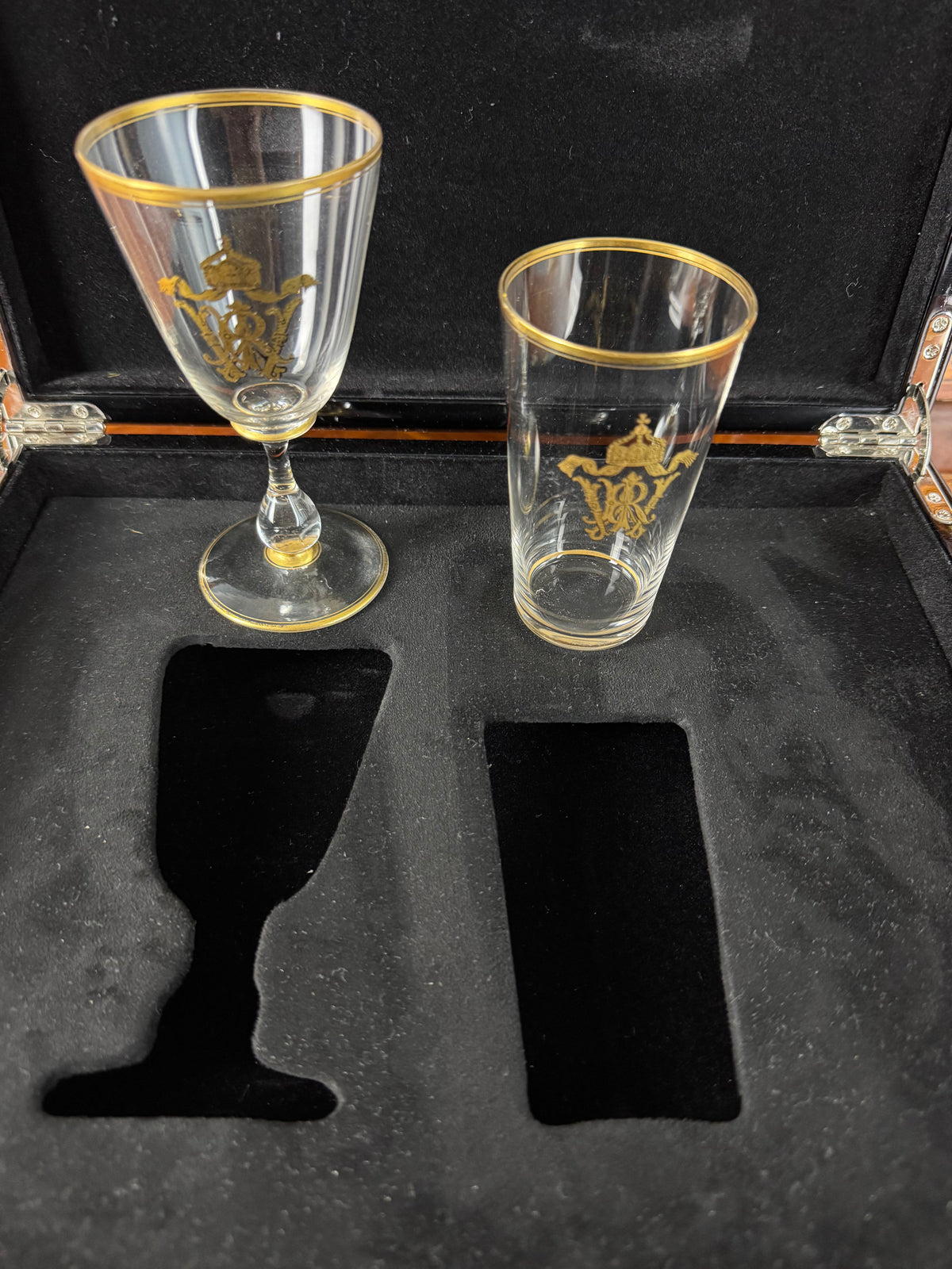 Kaiserliches Wasserglas und Portweinglas Wilhelm II. mit IRW Monogramm und Kaiserkrone in Klavierlackschatulle um 1900