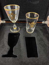 Kaiserliches Wasserglas und Portweinglas Wilhelm II. mit IRW Monogramm und Kaiserkrone in Klavierlackschatulle um 1900