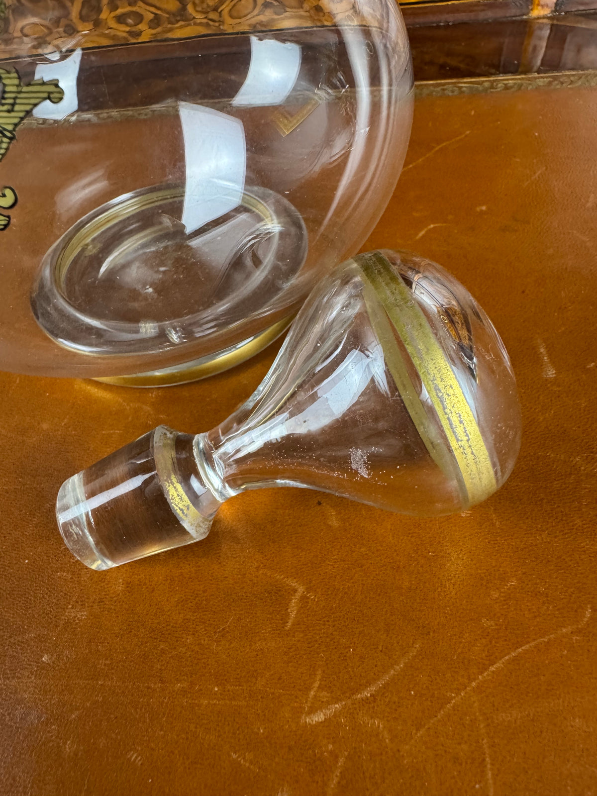 Antike Weinkaraffe der Kaiserzeit mit vergoldetem WR-Monogramm von Kaiser Wilhelm II., originalem Glasstopfen und Goldstaffage