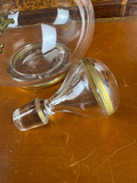 Antike Weinkaraffe der Kaiserzeit mit vergoldetem WR-Monogramm von Kaiser Wilhelm II., originalem Glasstopfen und Goldstaffage