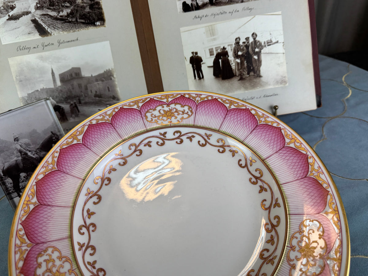 Kaiserliche Servierplatte aus dem Damaskus-Service – Kaiser Wilhelm II., datiert 1906