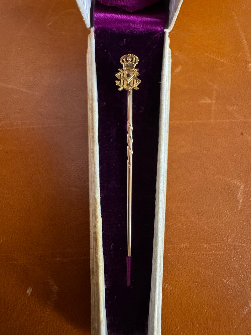 Anstecknadel aus 585 Gold mit Monogramm VSM unter Krone im Etui von Hofgoldarbeiter Carl Bleyer Meiningen, um 1890