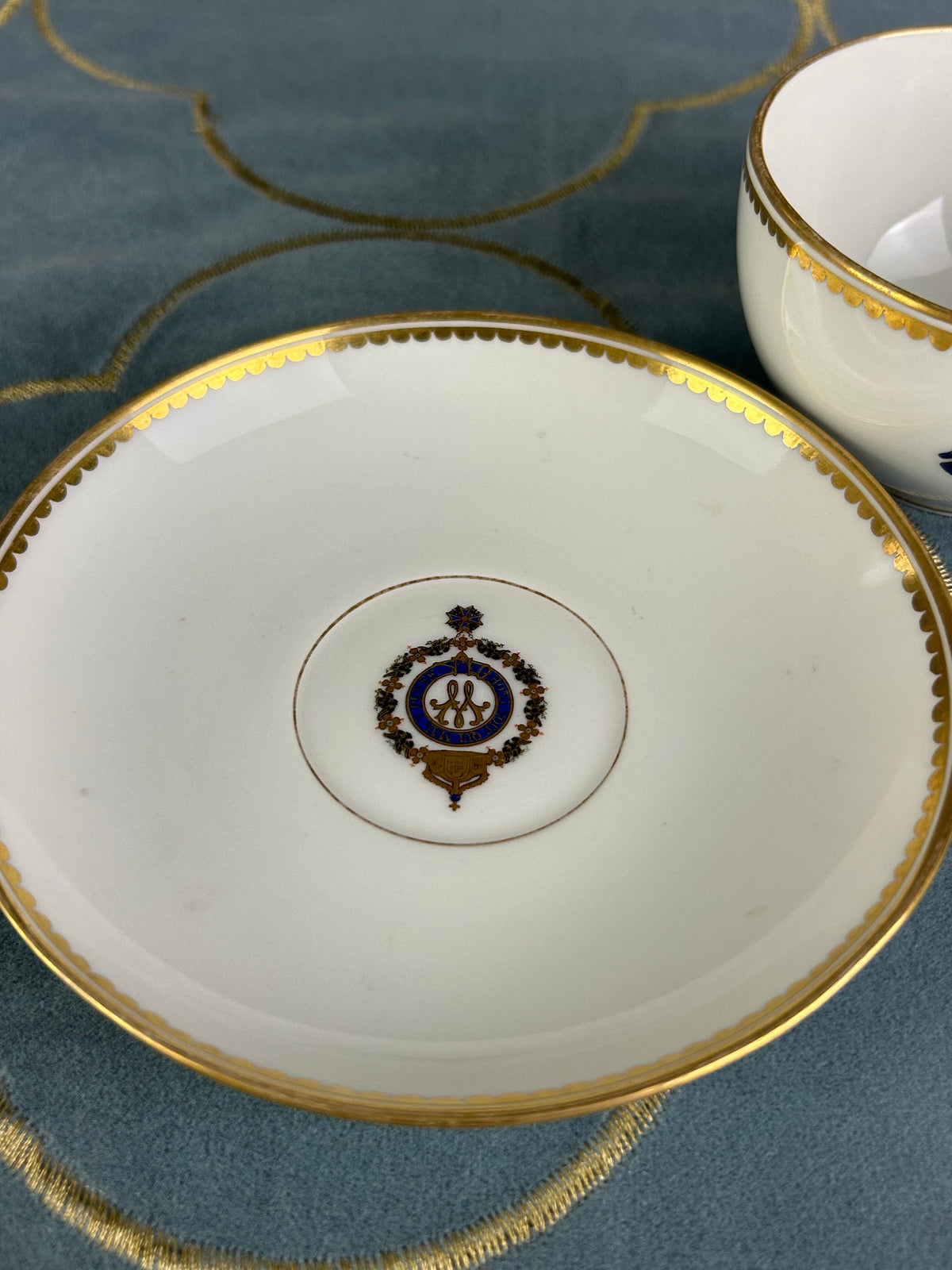 Kaiserliche Tasse mit Untertasse von S.M.Y. Hohenzollern, datiert 1900 + 1911 – Porzellan aus dem Besitz  Kaiser Wilhelm II.