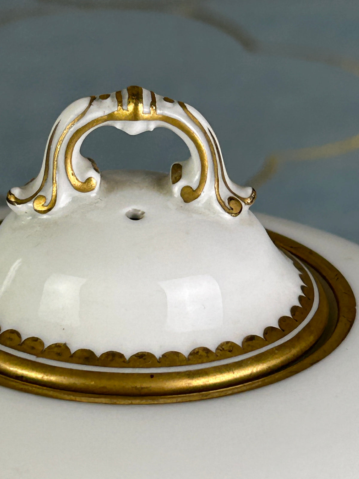 Kaiserliche Teekanne mit Deckel von S.M.Y. Hohenzollern, datiert 1912 – Porzellan aus dem Besitz  Kaiser Wilhelm II.