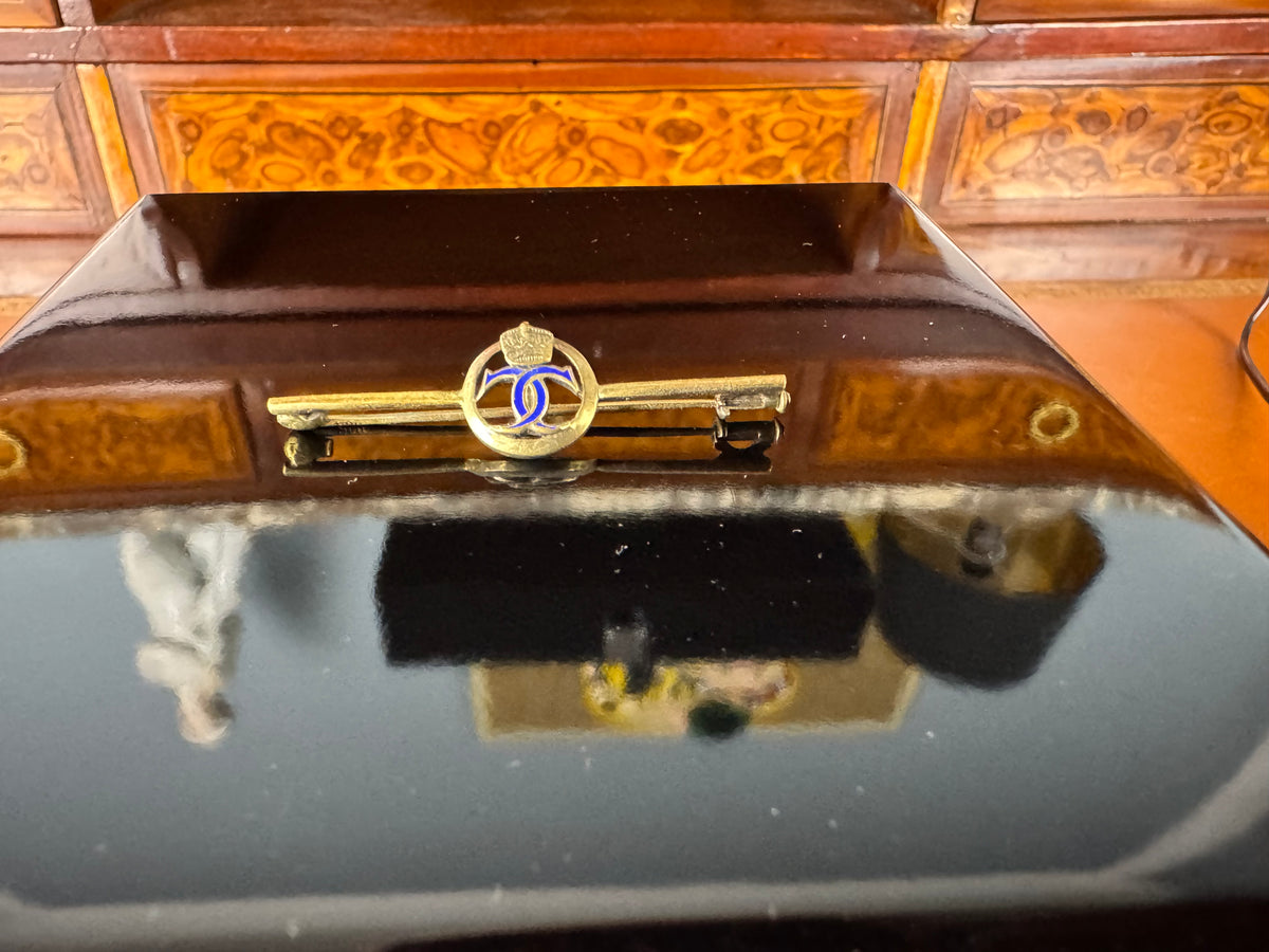Goldene Krawattennadel von Kronprinzessin Cecilie von Preußen mit gekröntem Monogramm aus blauer Emaille, Kaiserzeit