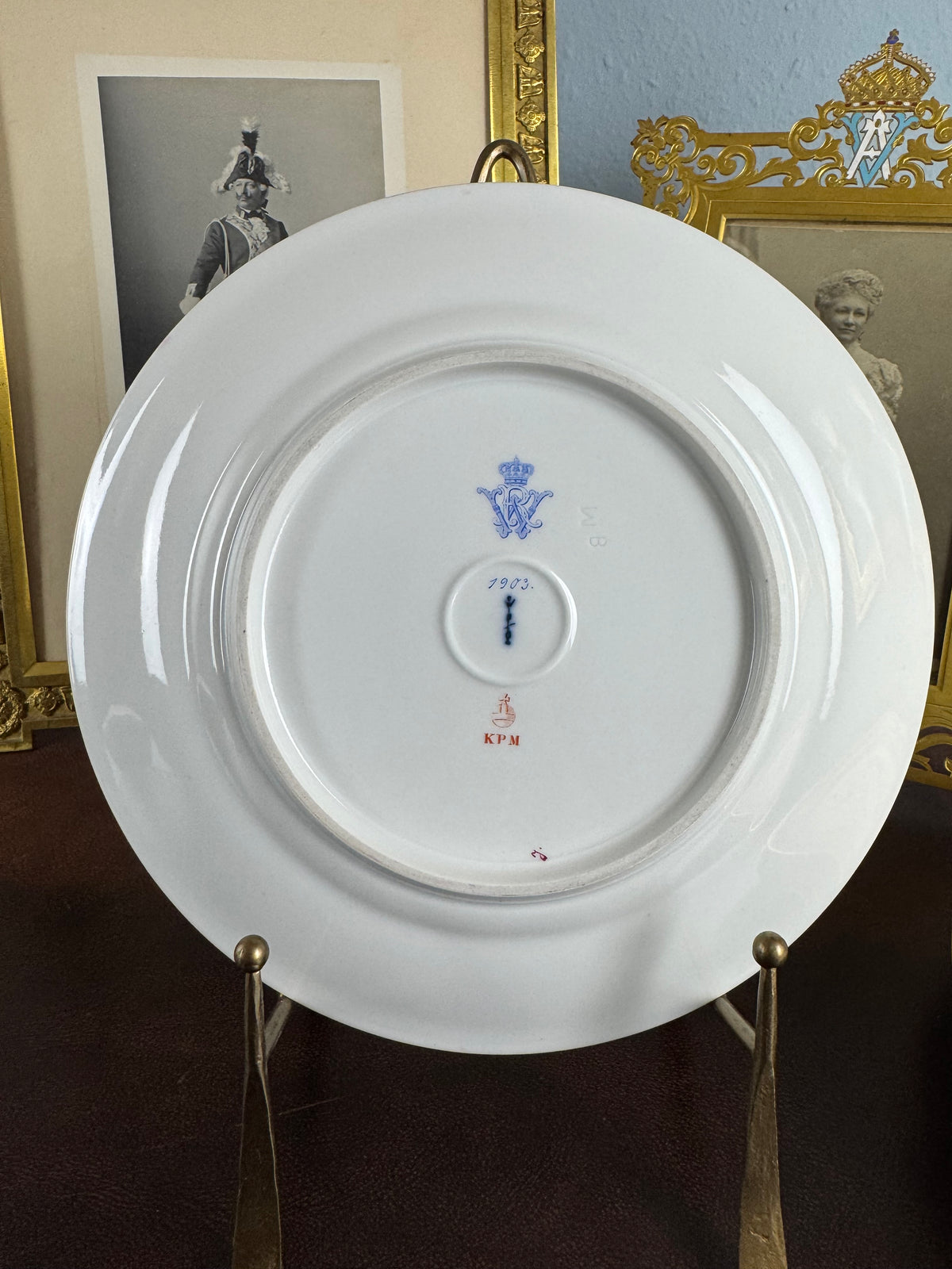 Plat de service du service de Damas, Kaiser Guillaume II, daté de 1906