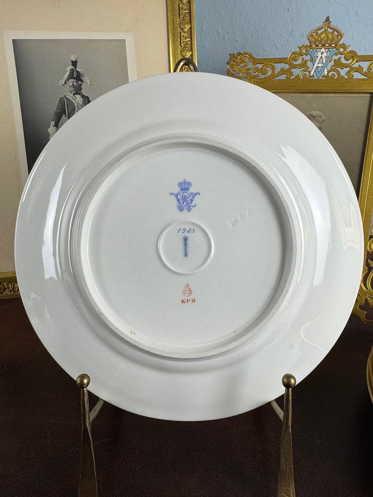 Plat de service du service de Damas, Kaiser Guillaume II, daté de 1906