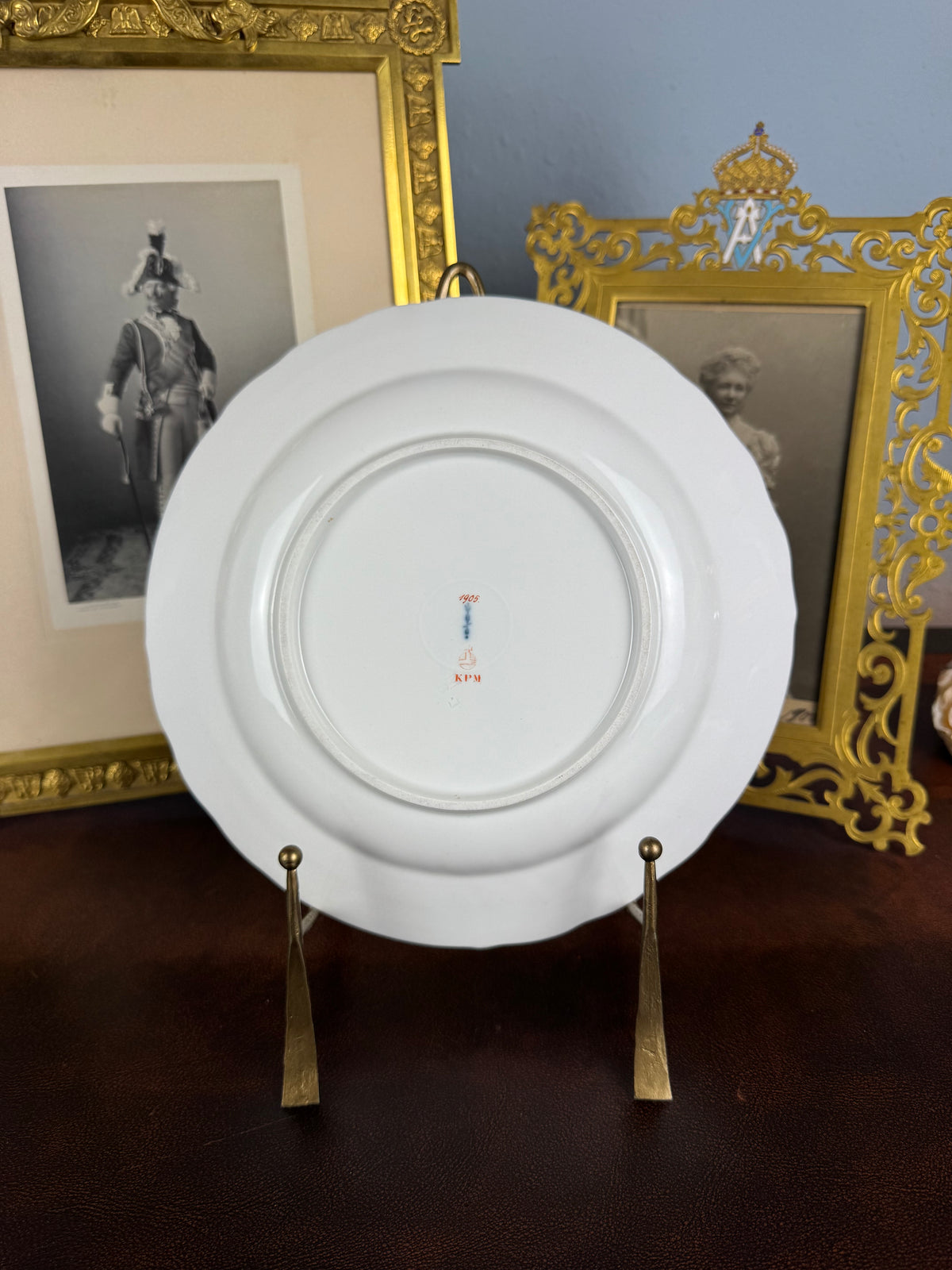 Assiette de table en Neuosier, Kronprinz Guillaume de Prusse, datée 1905