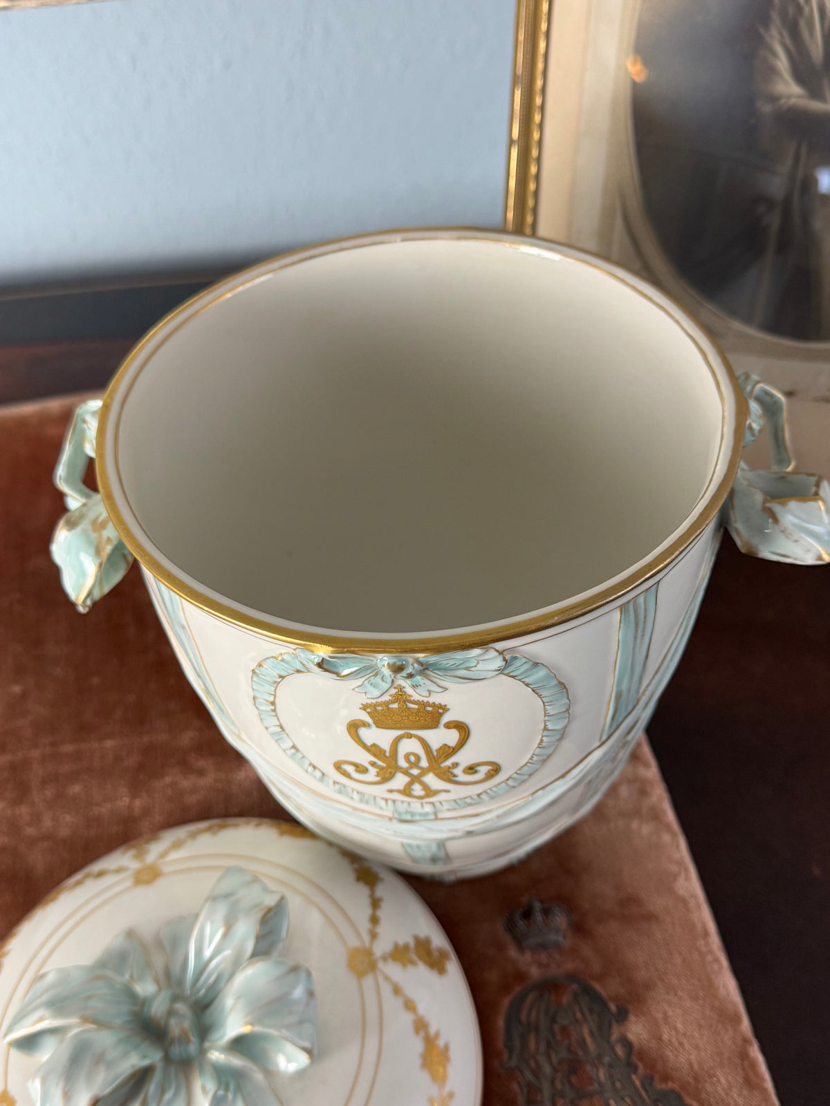 Deckelvase mit Monogramm der Kaiserin Auguste Victoria, KPM Berlin, um 1910