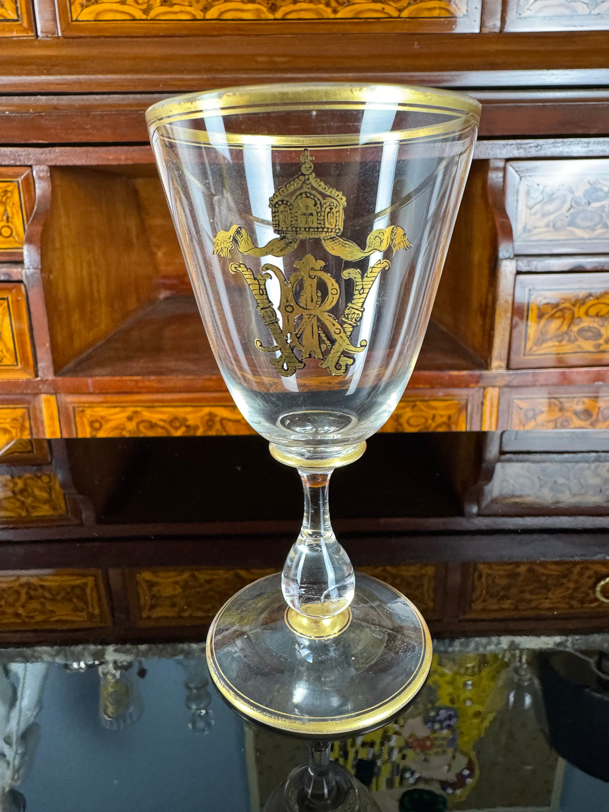 Kaiserliches Wasserglas und Portweinglas Wilhelm II. mit IRW Monogramm und Kaiserkrone in Klavierlackschatulle um 1900
