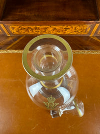 Antike Weinkaraffe der Kaiserzeit mit vergoldetem WR-Monogramm von Kaiser Wilhelm II., originalem Glasstopfen und Goldstaffage