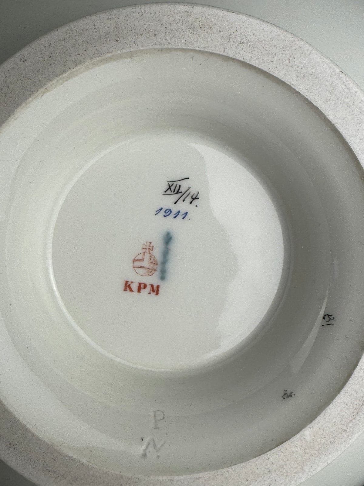 Kaiserliche Suppenterrine mit Deckel von S.M.Y. Hohenzollern, datiert 1911 – Porzellan aus dem Besitz Kaiser Wilhelm II.