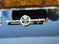 Goldene Krawattennadel von Kronprinzessin Cecilie von Preußen mit gekröntem Monogramm aus blauer Emaille, Kaiserzeit