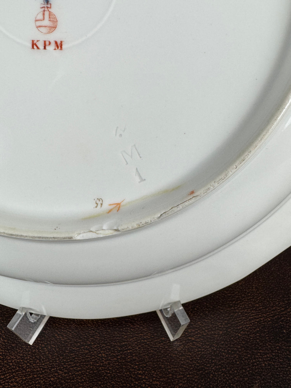 Plat de service rond en porcelaine de Néo-Osier, Kaiser Guillaume II, daté de 1895