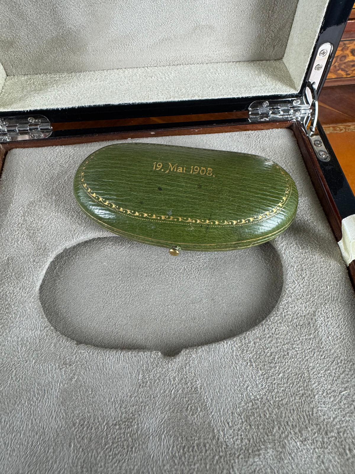 Originale goldene Manschettenknöpfe Kaiser Wilhelm II. mit Monogramm W II, Kaiserkrone, Brillanten und datiertem Originaletui von 1908.