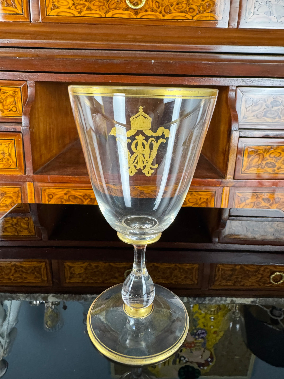 Kaiserliches Wasserglas und Portweinglas Wilhelm II. mit IRW Monogramm und Kaiserkrone in Klavierlackschatulle um 1900
