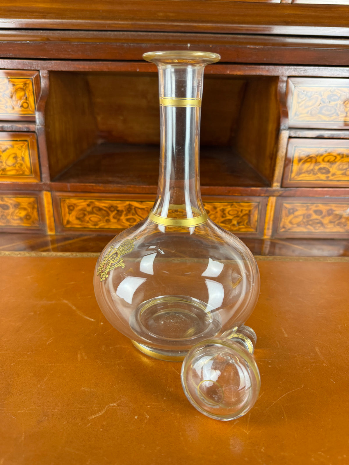 Antike Weinkaraffe der Kaiserzeit mit vergoldetem WR-Monogramm von Kaiser Wilhelm II., originalem Glasstopfen und Goldstaffage