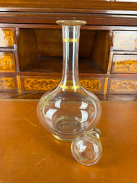 Antike Weinkaraffe der Kaiserzeit mit vergoldetem WR-Monogramm von Kaiser Wilhelm II., originalem Glasstopfen und Goldstaffage
