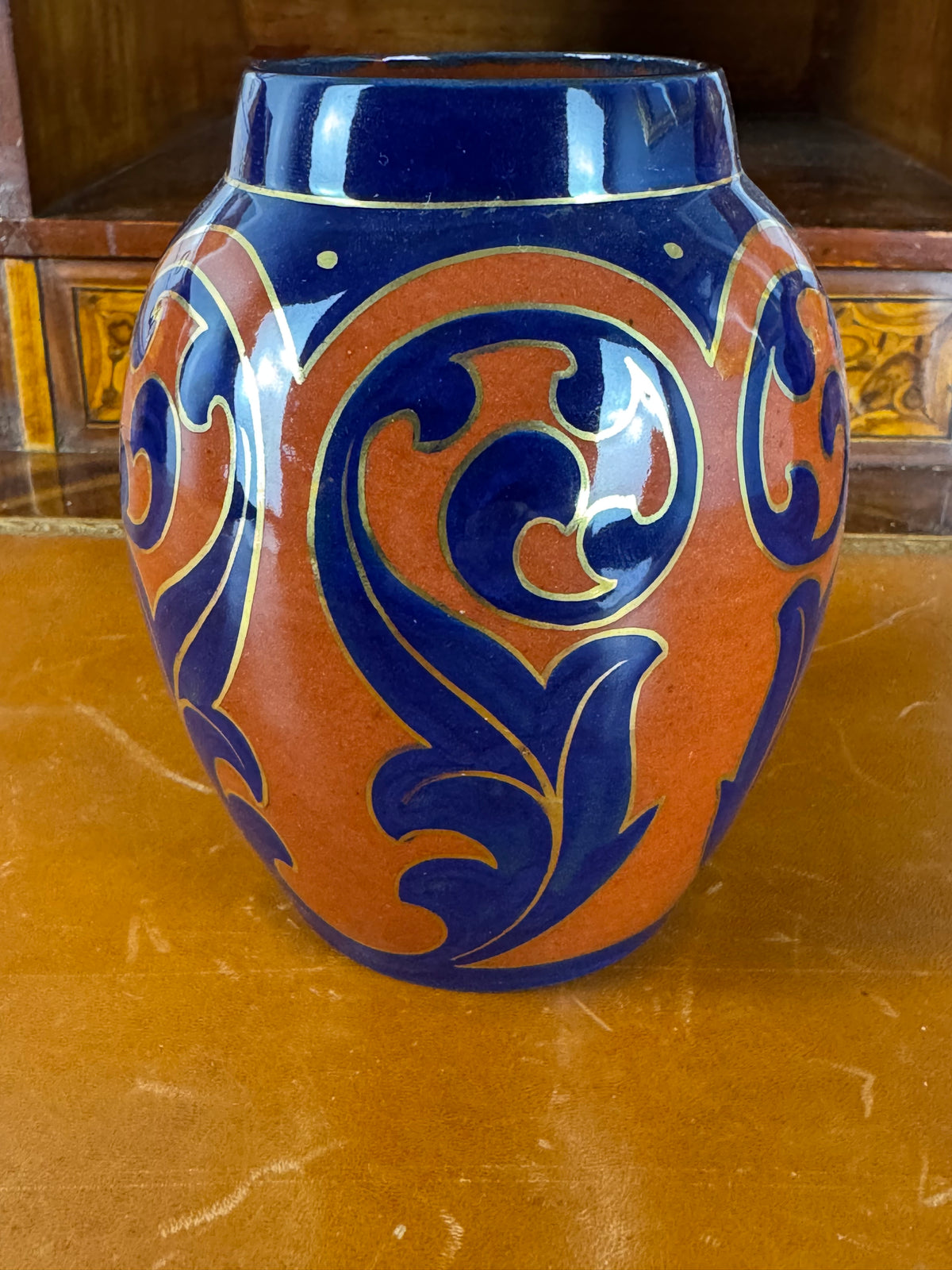Antike Cadinen Vase in Rot und Blau mit Golddekor aus der kaiserlichen Manufaktur Cadinen