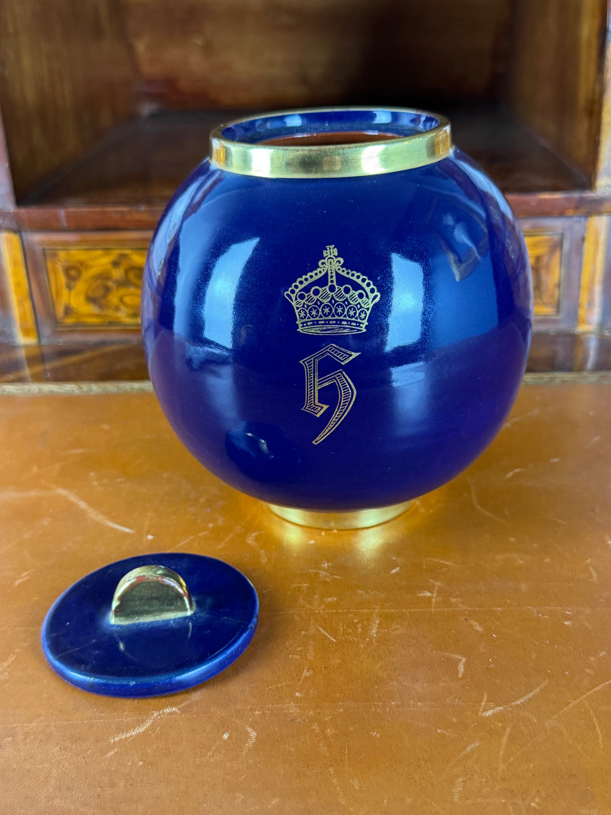 Antikes Cadinen Deckelgefäß mit Monogramm H unter Krone für Kaiserin Hermine, blaue Glasur, Golddekor und originaler Hofaufkleber