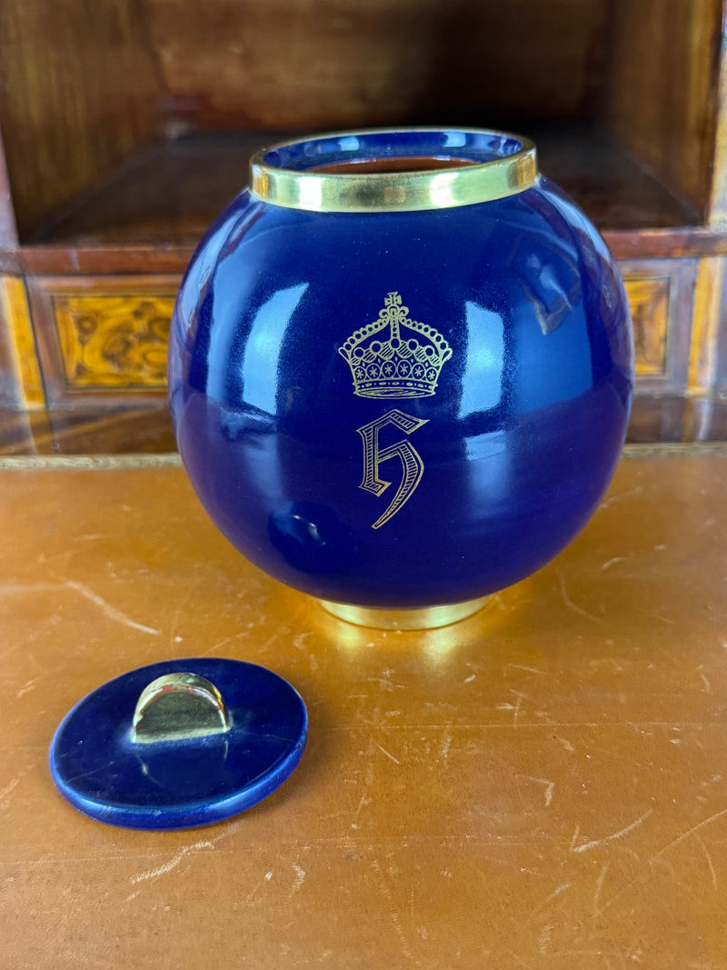 Antikes Cadinen Deckelgefäß mit Monogramm H unter Krone für Kaiserin Hermine, blaue Glasur, Golddekor und originaler Hofaufkleber