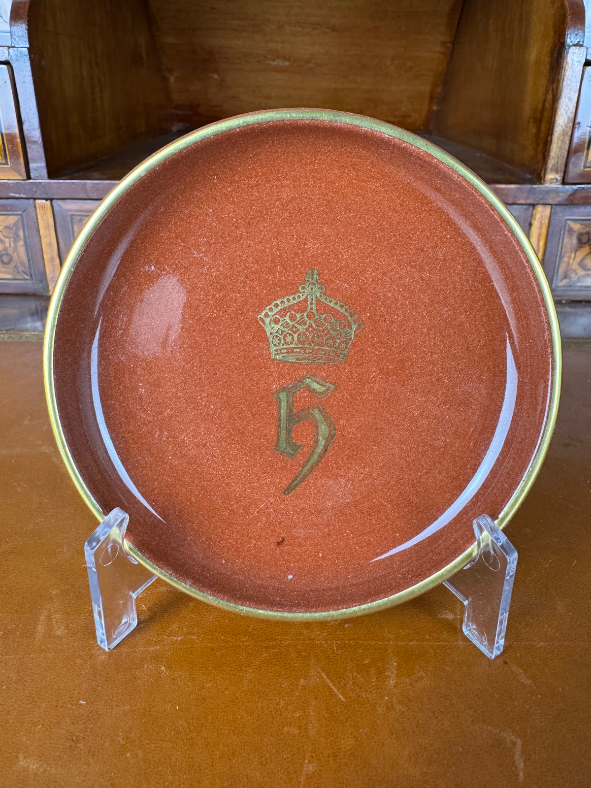 Antiker Cadinen Teller mit Monogramm H unter Krone für Kaiserin Hermine, rotes Cadinen-Porzellan mit Golddekor