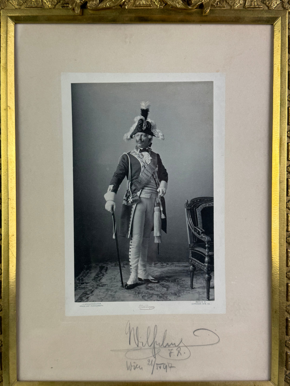 Großer feuervergoldeter Geschenkrahmen mit Widmungsportrait von Kaiser Wilhelm II., 1897