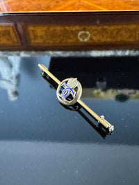 Goldene Krawattennadel von Kronprinzessin Cecilie von Preußen mit gekröntem Monogramm aus blauer Emaille, Kaiserzeit
