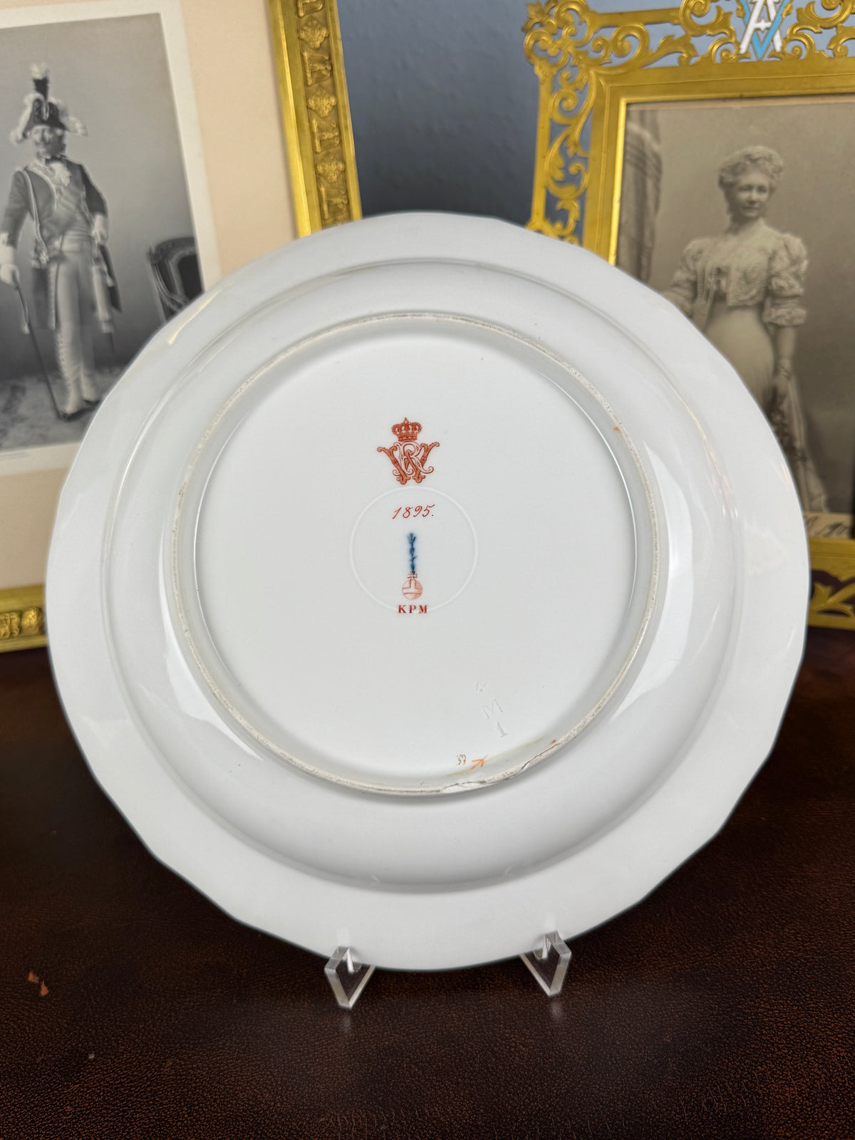 Plat de service rond en porcelaine de Néo-Osier, Kaiser Guillaume II, daté de 1895