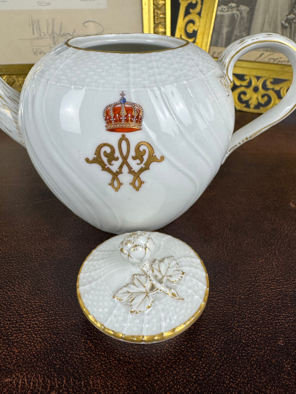 Neuosier Teekanne, Kronprinz Wilhelm von Preußen, datiert 1905 und 1906