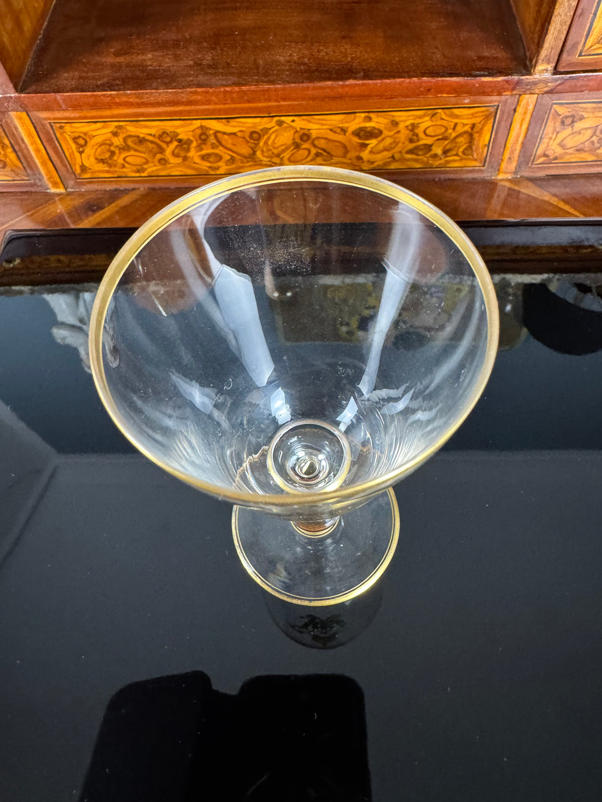 Kaiserliches Wasserglas und Portweinglas Wilhelm II. mit IRW Monogramm und Kaiserkrone in Klavierlackschatulle um 1900