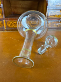 Antike Weinkaraffe der Kaiserzeit mit vergoldetem WR-Monogramm von Kaiser Wilhelm II., originalem Glasstopfen und Goldstaffage