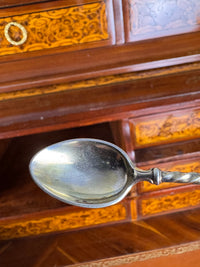 Kaiserlicher Zuckerlöffel aus Silber mit WR Monogramm von Kaiser Wilhelm I. um 1880 aus kaiserlichem Besitz