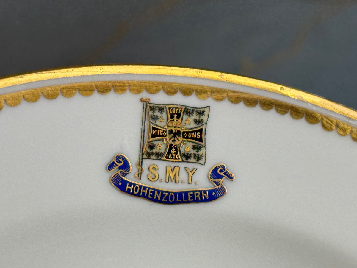 Kaiserlicher Dessertteller von S.M.Y. Hohenzollern, datiert 1899 – Porzellan aus dem Besitz Kaiser Wilhelm II.