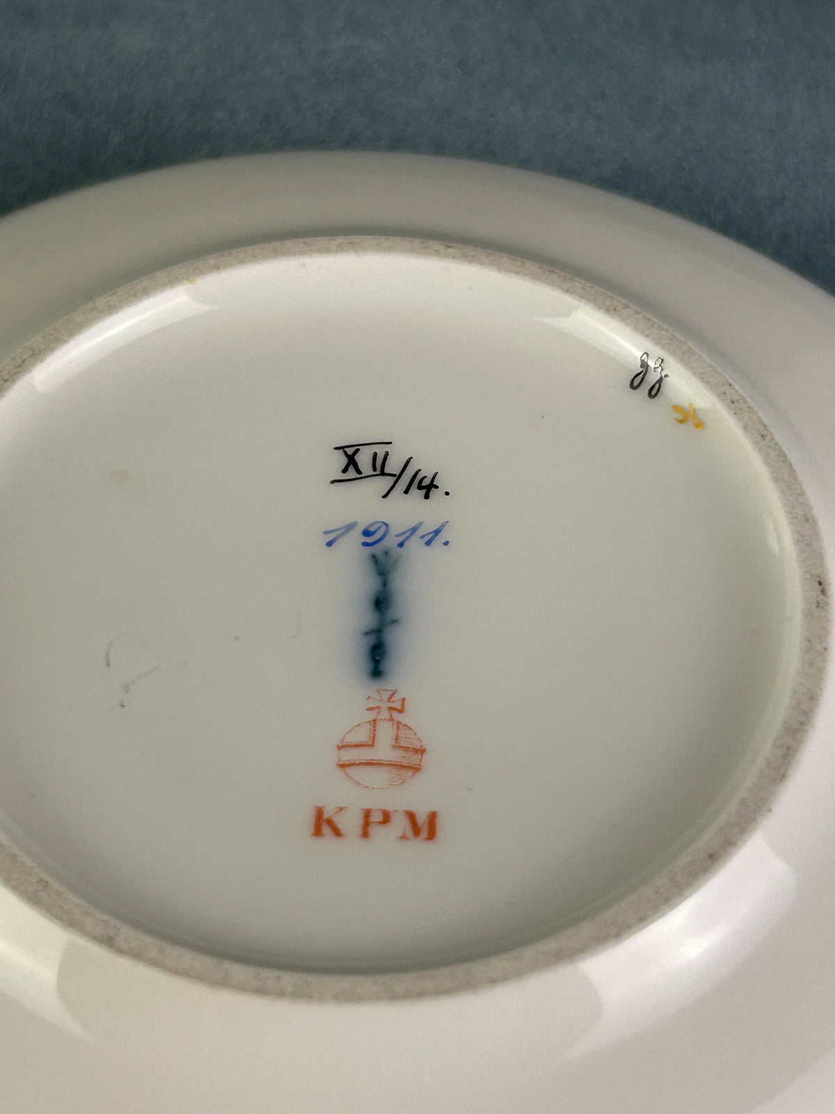 Kaiserliche Tasse mit Untertasse von S.M.Y. Hohenzollern, datiert 1900 + 1911 – Porzellan aus dem Besitz  Kaiser Wilhelm II.
