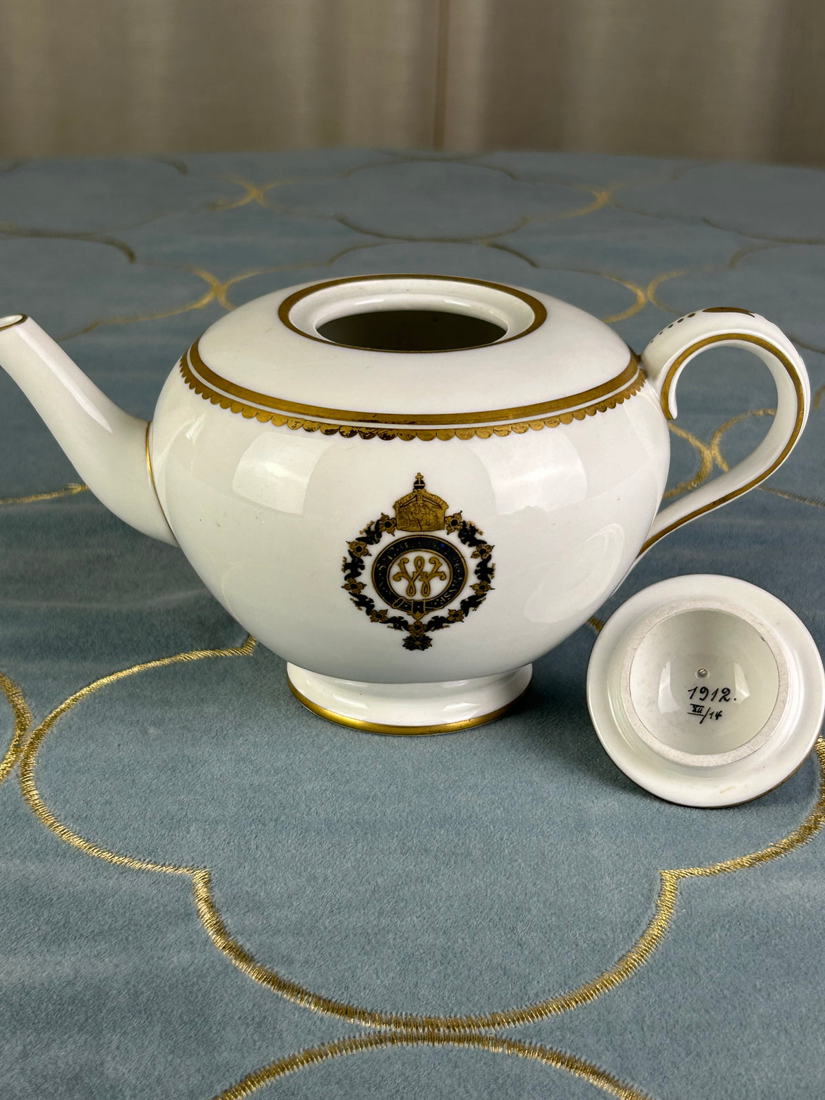 Kaiserliche Teekanne mit Deckel von S.M.Y. Hohenzollern, datiert 1912 – Porzellan aus dem Besitz  Kaiser Wilhelm II.
