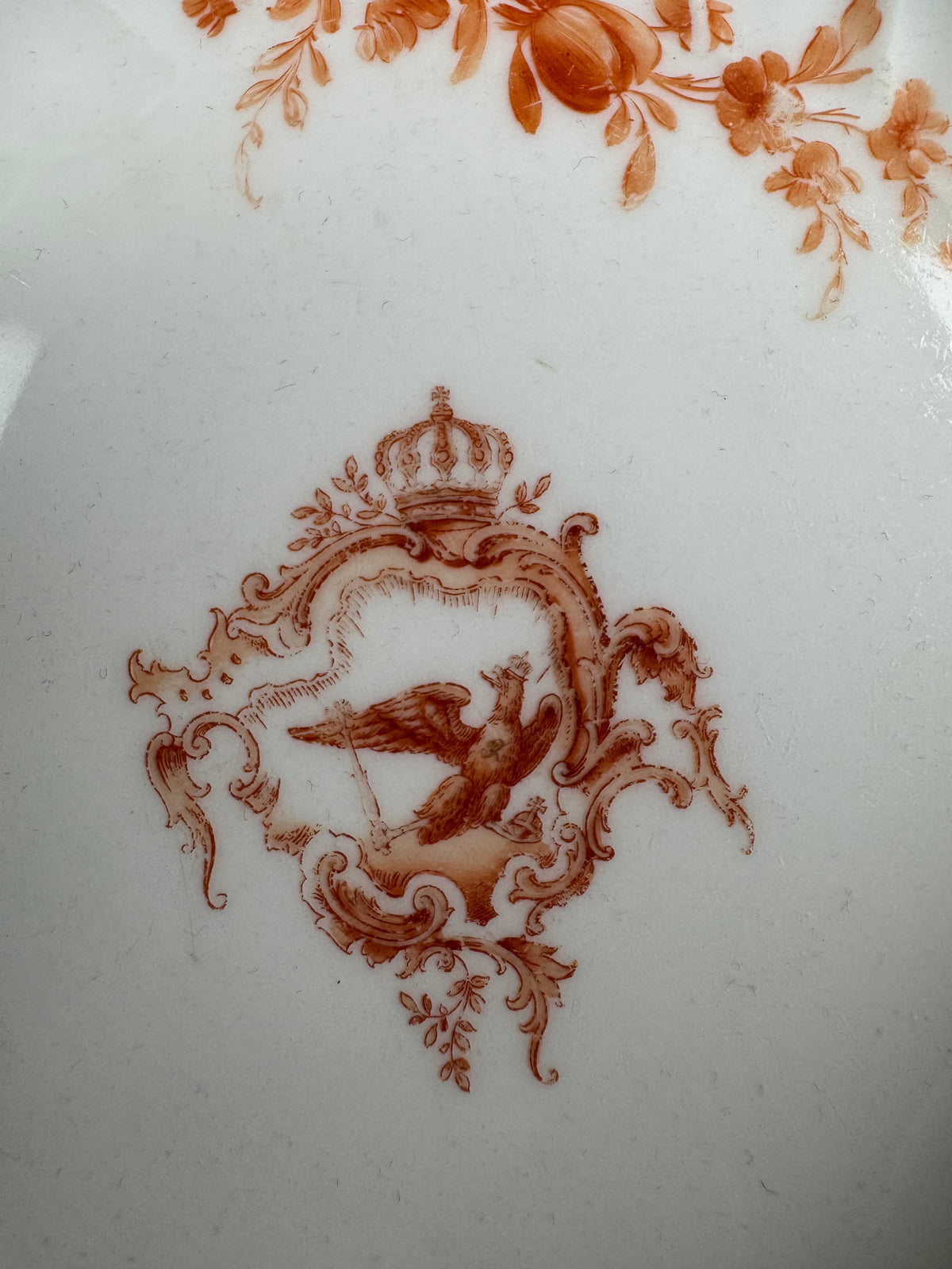 Imperial porcelain Brotteller – Neuosier service, Kaiser Wilhelm II., gold vine‑leaf border