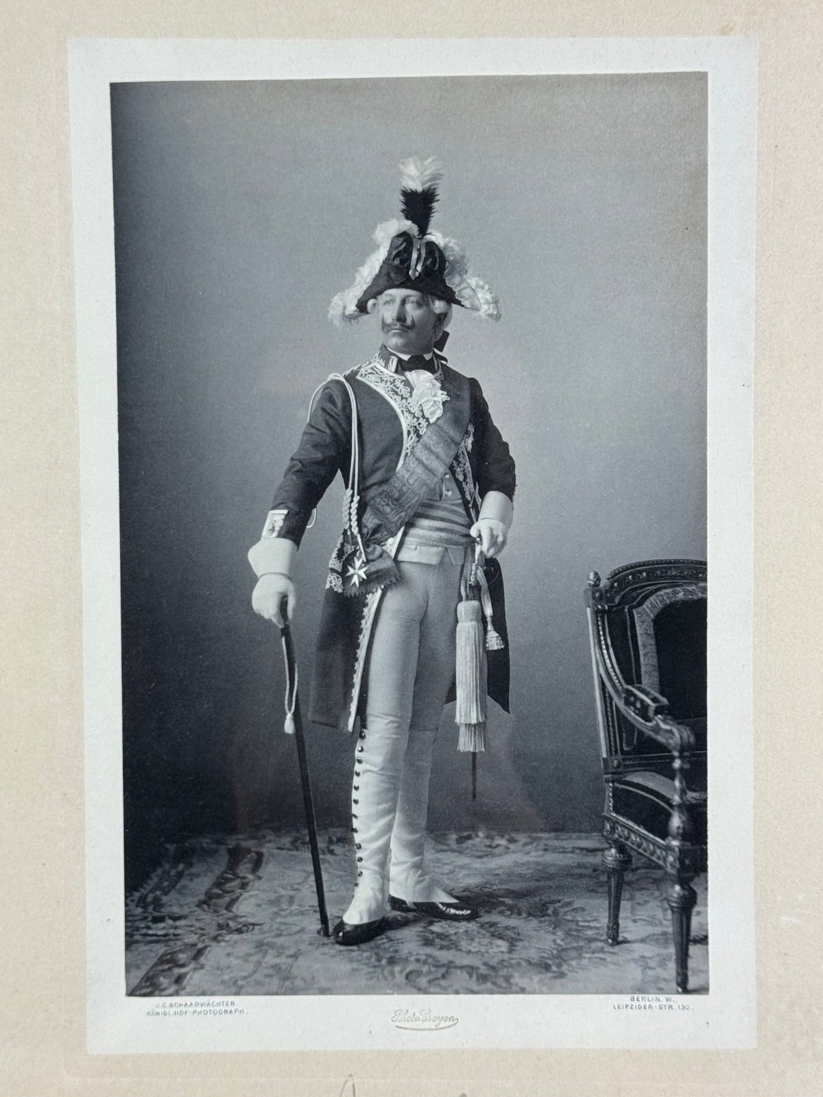 Großer feuervergoldeter Geschenkrahmen mit Widmungsportrait von Kaiser Wilhelm II., 1897