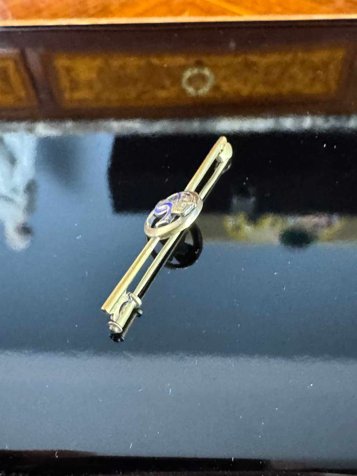 Goldene Krawattennadel von Kronprinzessin Cecilie von Preußen mit gekröntem Monogramm aus blauer Emaille, Kaiserzeit