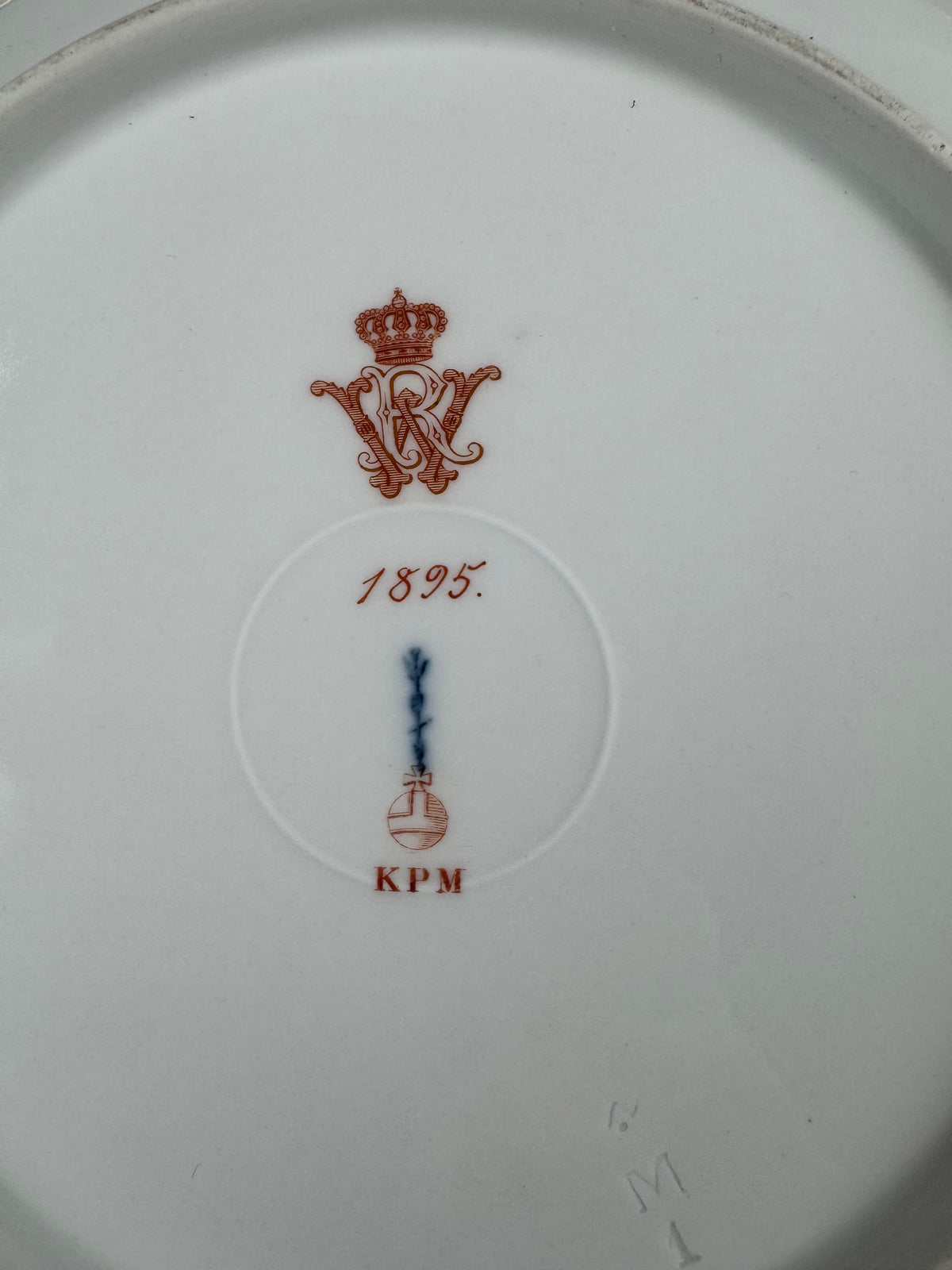 Plat de service rond en porcelaine de Néo-Osier, Kaiser Guillaume II, daté de 1895