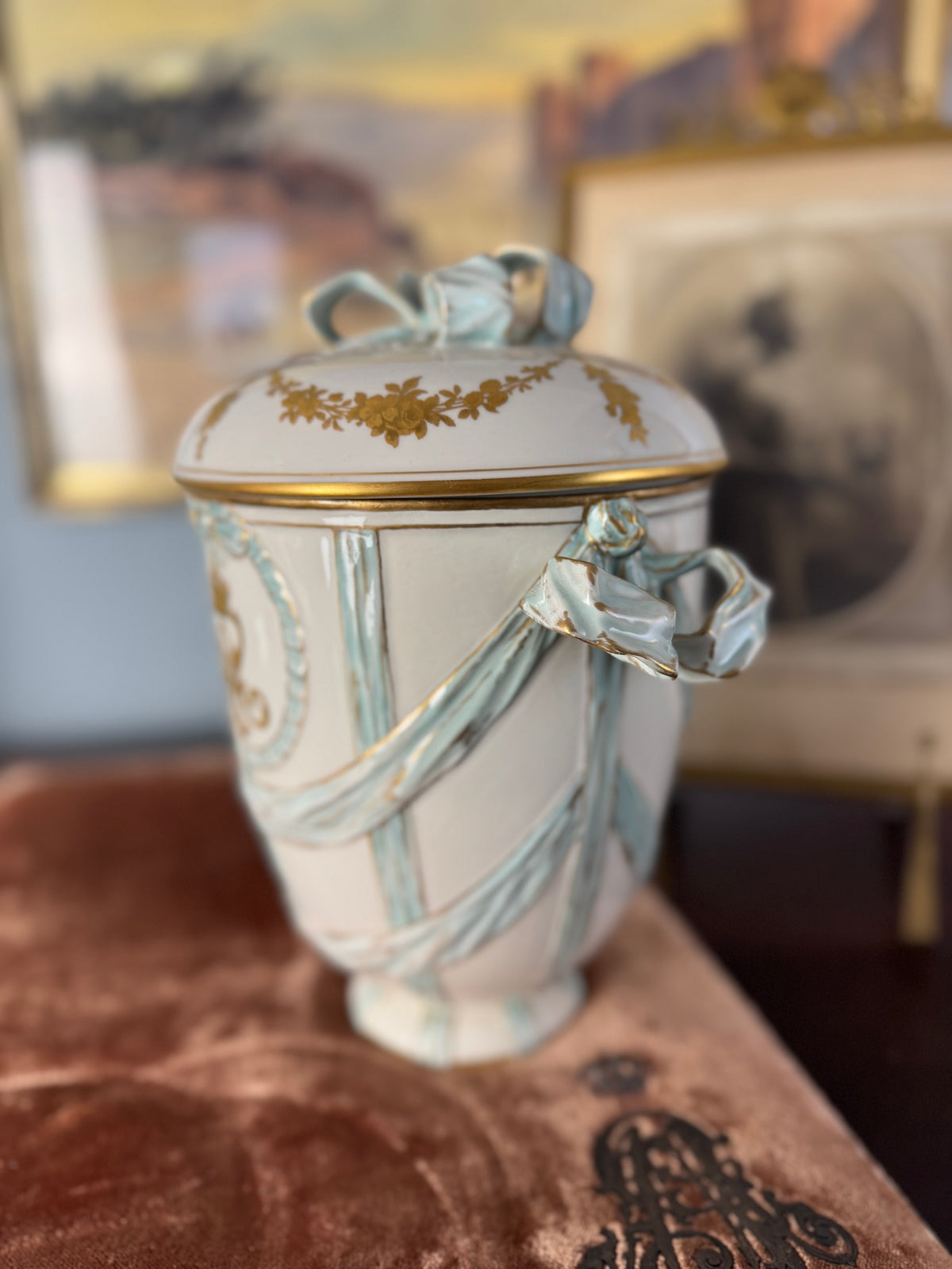 Deckelvase mit Monogramm der Kaiserin Auguste Victoria, KPM Berlin, um 1910