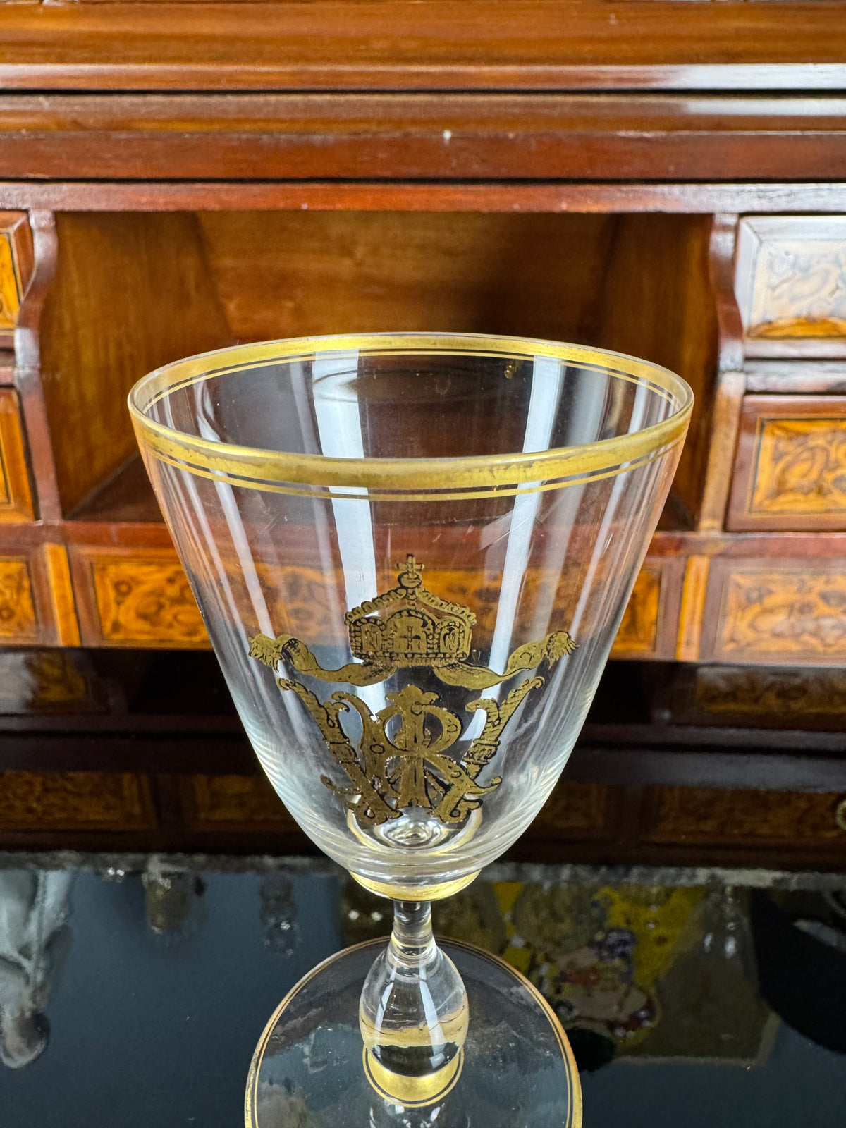 Kaiserliches Wasserglas und Portweinglas Wilhelm II. mit IRW Monogramm und Kaiserkrone in Klavierlackschatulle um 1900
